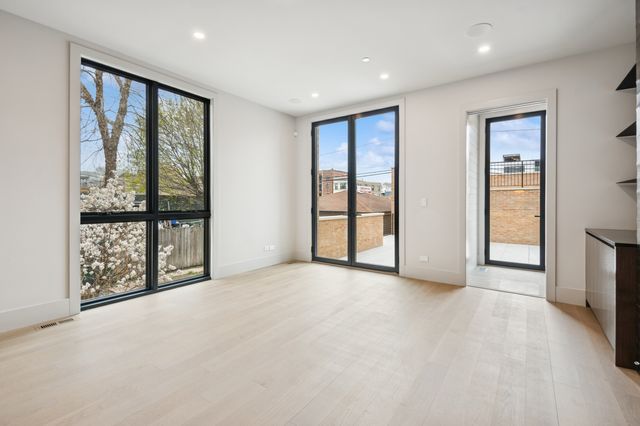 2434 W Superior Street, Chicago, IL 60612