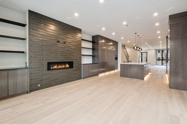 2434 W Superior Street, Chicago, IL 60612