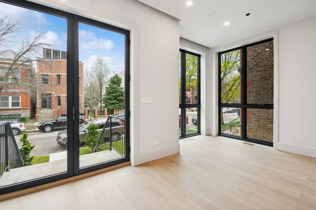 2434 W Superior Street, Chicago, IL 60612