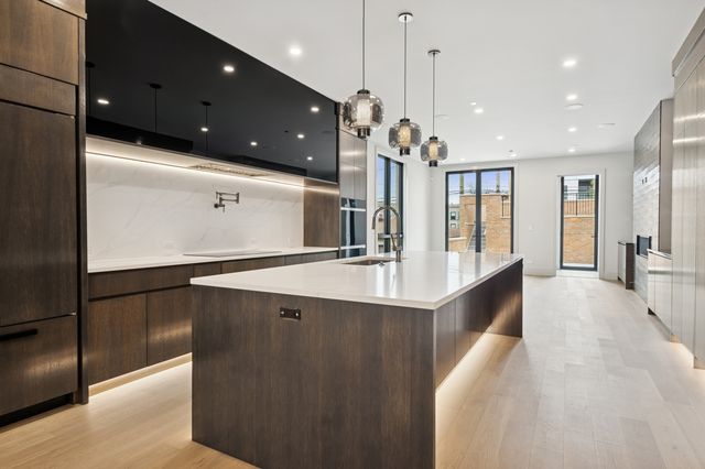 2434 W Superior Street, Chicago, IL 60612