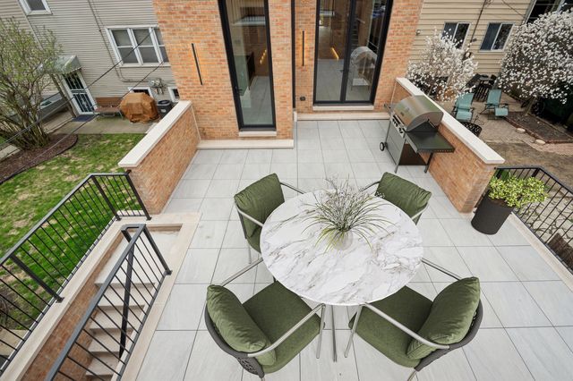 2434 W Superior Street, Chicago, IL 60612