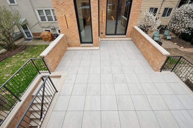 2434 W Superior Street, Chicago, IL 60612