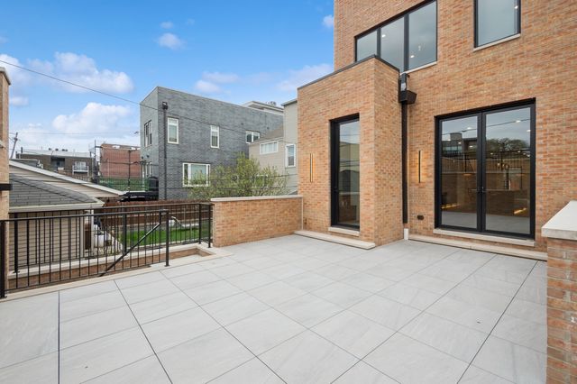 2434 W Superior Street, Chicago, IL 60612