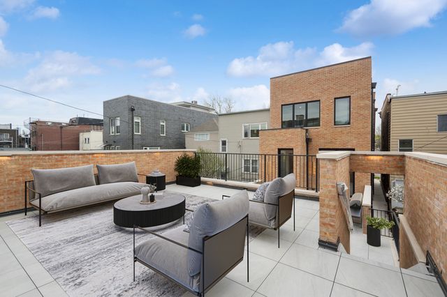 2434 W Superior Street, Chicago, IL 60612