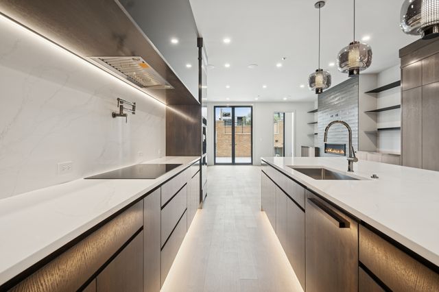 2434 W Superior Street, Chicago, IL 60612
