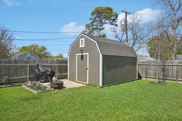 1702 16th Ave N, Texas City, TX 77590