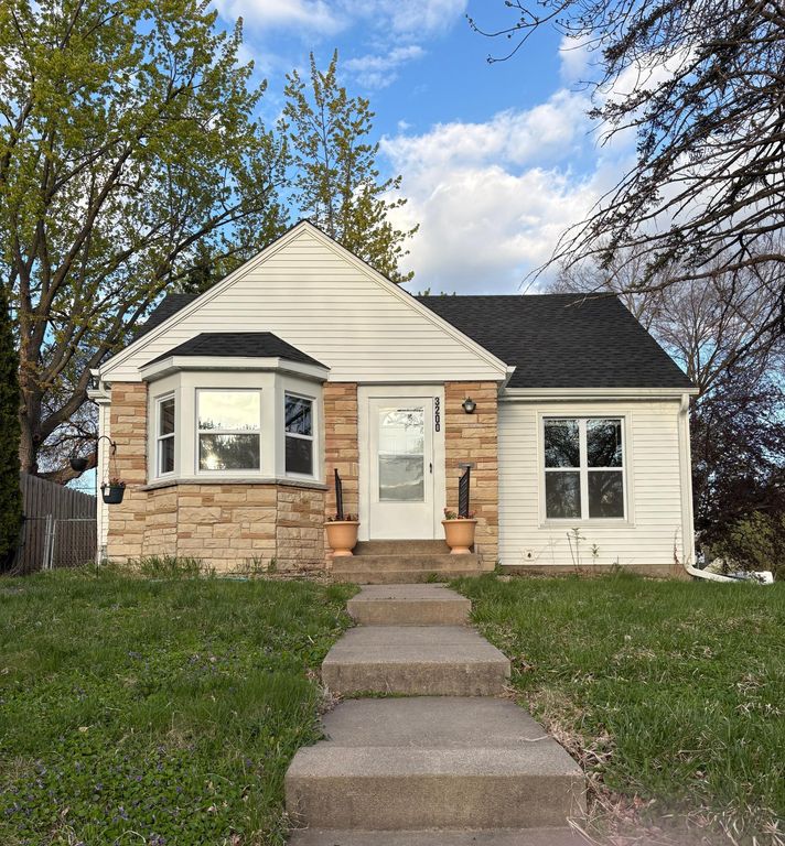 3200 Ewing Avenue N, Robbinsdale, MN 55422