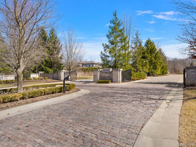 145 BRIDGEVIEW Drive, Bloomfield Hills, MI 48304