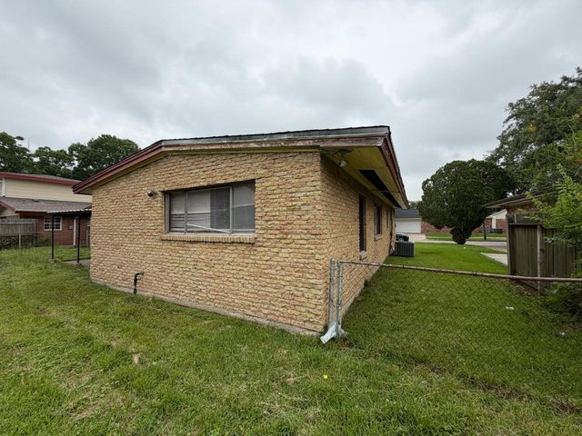 8806 Glenloch Drive, Houston, TX 77061