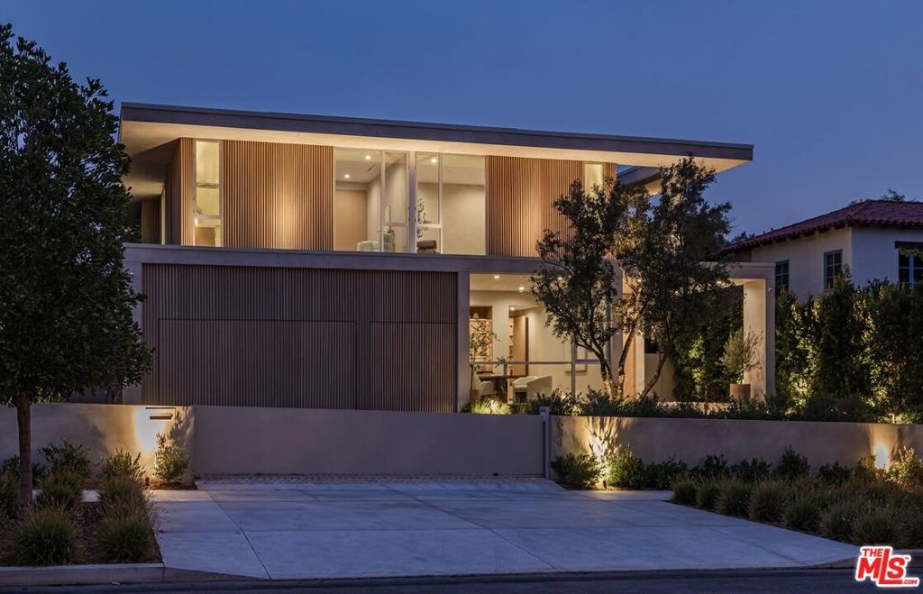Image 1 of property listing at 634 Moreno Avenue, Los Angeles, CA 90049