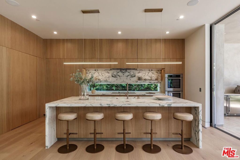 Image 11 of property listing at 634 Moreno Avenue, Los Angeles, CA 90049