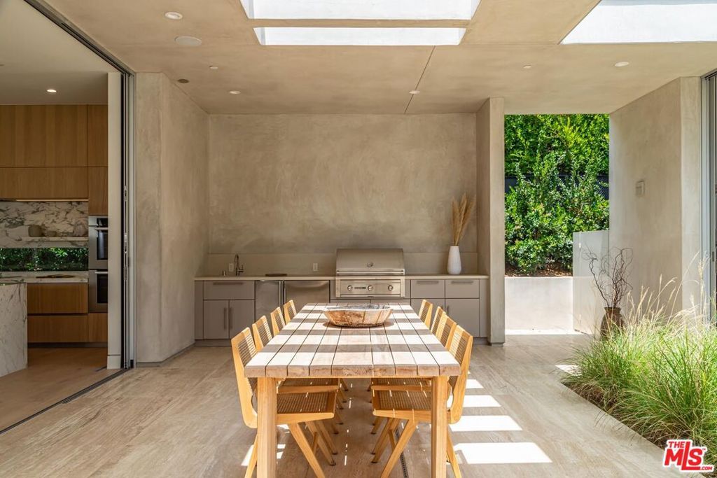 Image 15 of property listing at 634 Moreno Avenue, Los Angeles, CA 90049