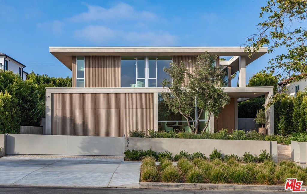 Image 2 of property listing at 634 Moreno Avenue, Los Angeles, CA 90049