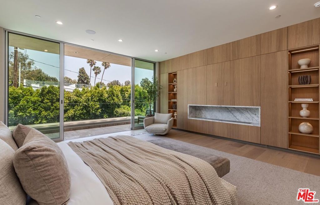 Image 20 of property listing at 634 Moreno Avenue, Los Angeles, CA 90049