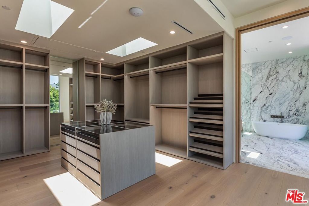 Image 21 of property listing at 634 Moreno Avenue, Los Angeles, CA 90049