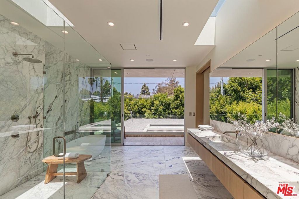 Image 23 of property listing at 634 Moreno Avenue, Los Angeles, CA 90049
