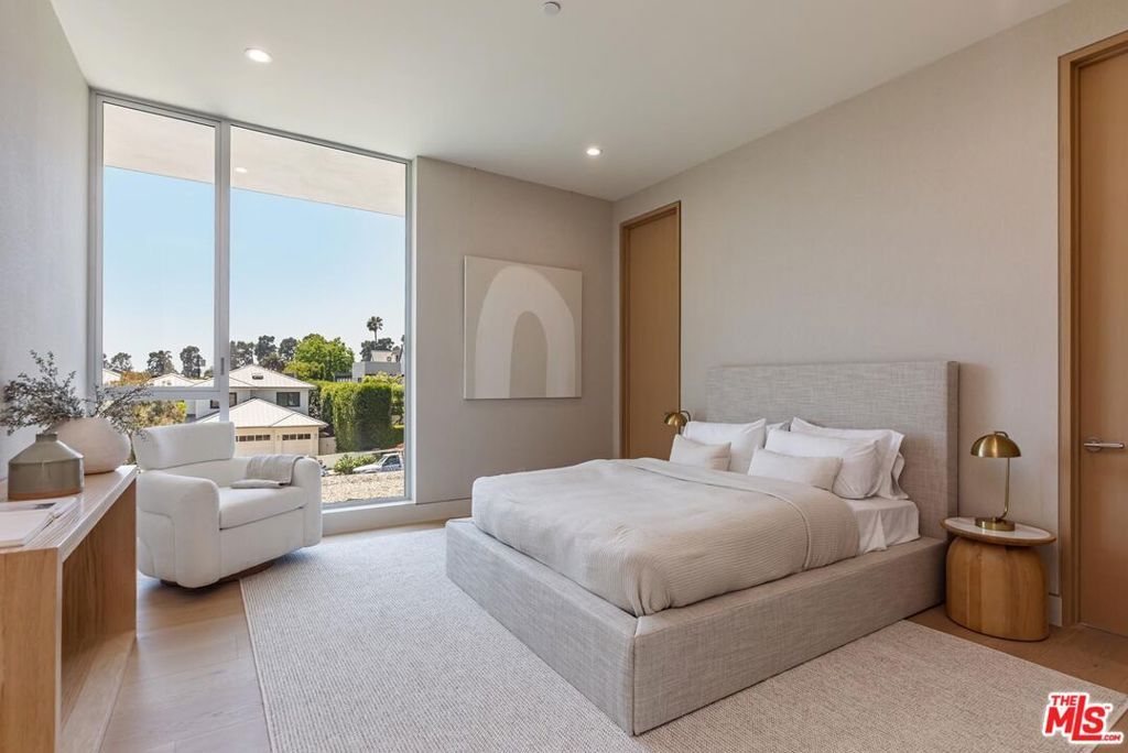 Image 26 of property listing at 634 Moreno Avenue, Los Angeles, CA 90049