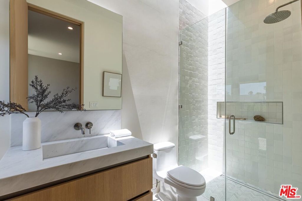Image 27 of property listing at 634 Moreno Avenue, Los Angeles, CA 90049