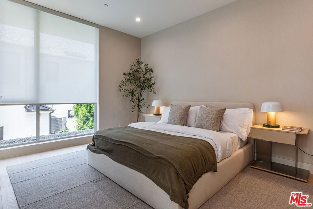 Image 28 of property listing at 634 Moreno Avenue, Los Angeles, CA 90049