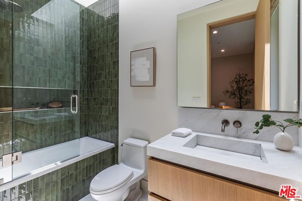 Image 29 of property listing at 634 Moreno Avenue, Los Angeles, CA 90049