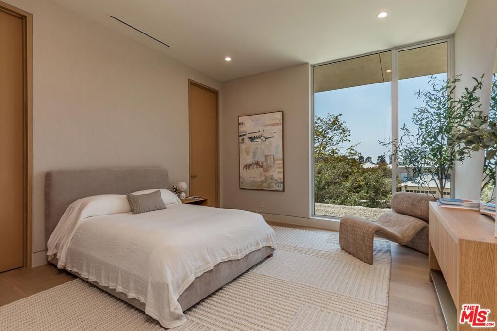 Image 30 of property listing at 634 Moreno Avenue, Los Angeles, CA 90049