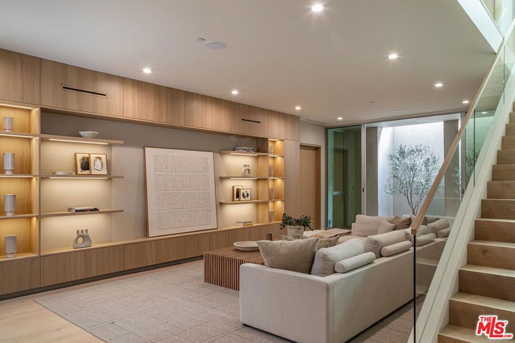 Image 31 of property listing at 634 Moreno Avenue, Los Angeles, CA 90049