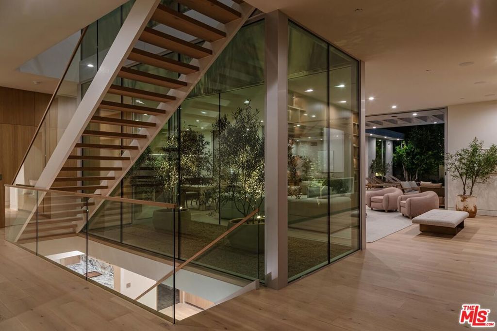 Image 5 of property listing at 634 Moreno Avenue, Los Angeles, CA 90049