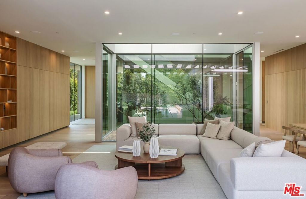 Image 7 of property listing at 634 Moreno Avenue, Los Angeles, CA 90049