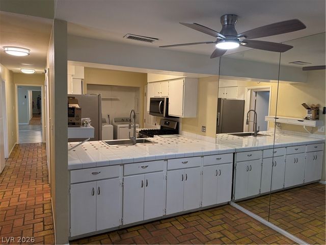 1390 Hialeah Drive A, Las Vegas, NV 89119