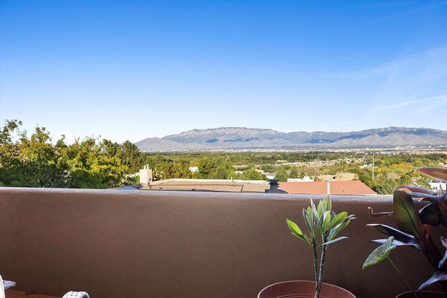 1632 Cliffside Drive NW, Albuquerque, NM 87105