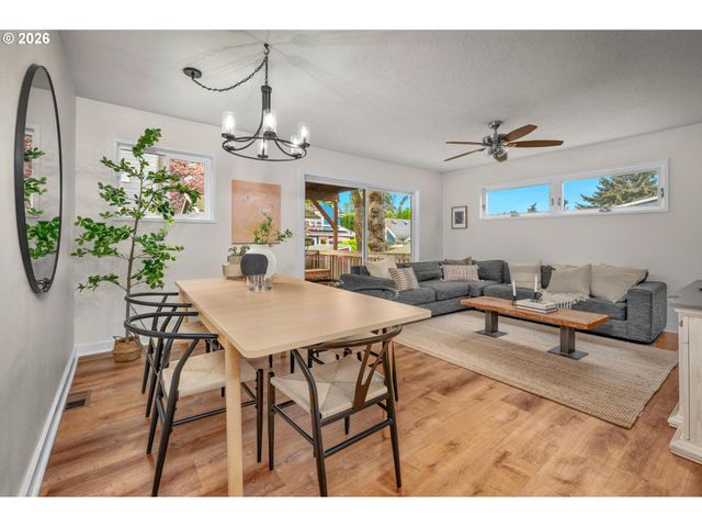 7725 Se MARKET St, Portland, OR 97215