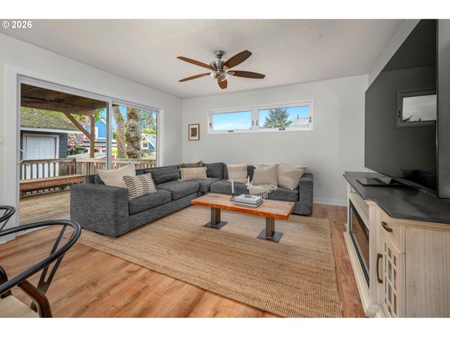 7725 Se MARKET St, Portland, OR 97215