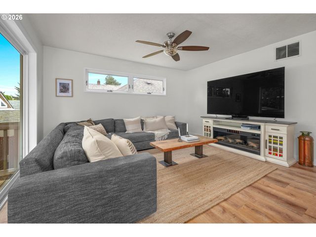 7725 Se MARKET St, Portland, OR 97215