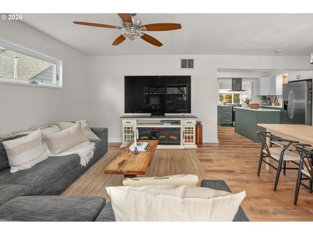 7725 Se MARKET St, Portland, OR 97215