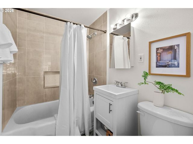 7725 Se MARKET St, Portland, OR 97215