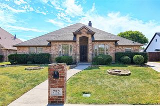 752 Trails End Circle, Hurst, TX 76054