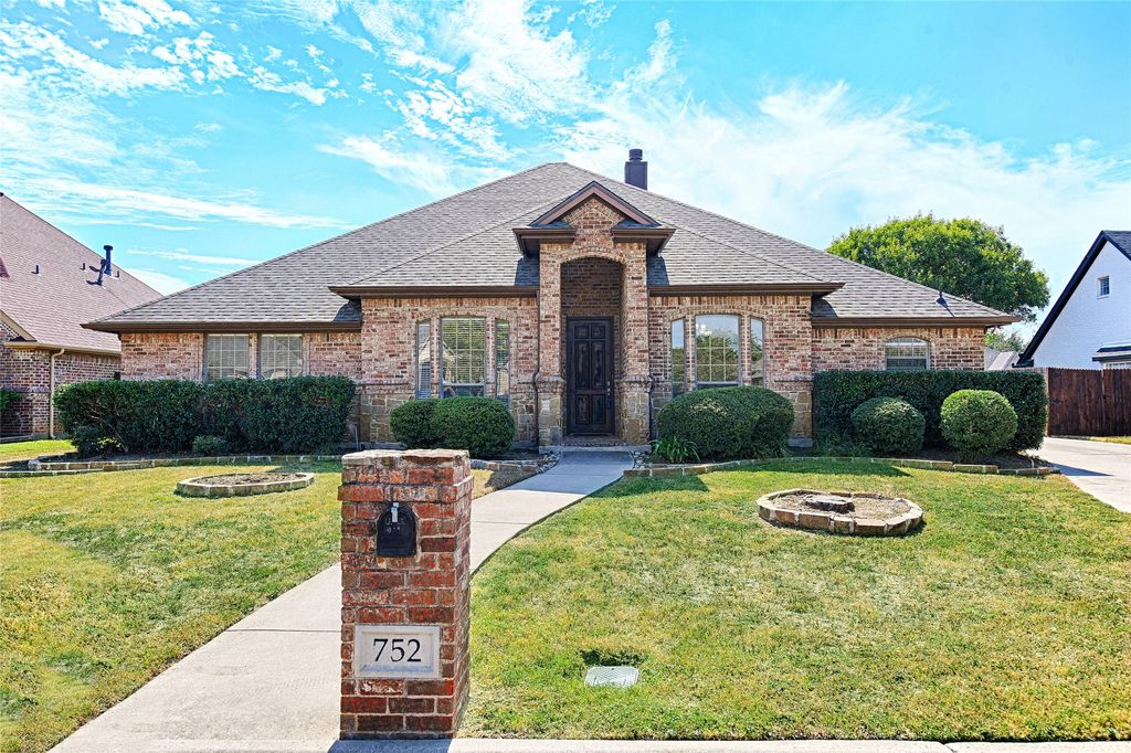 752 Trails End Circle, Hurst, TX 76054