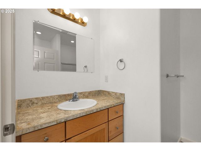 1726 32ND St, Florence, OR 97439