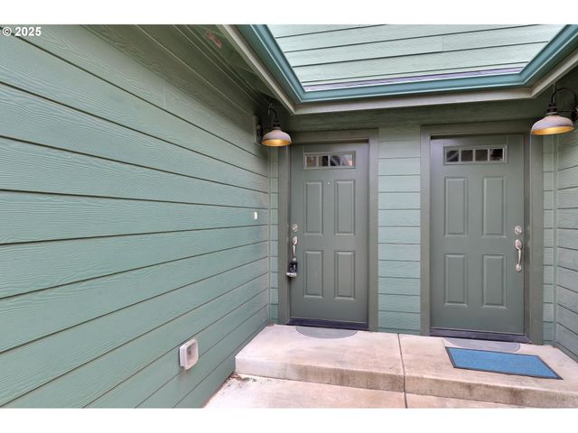 1726 32ND St, Florence, OR 97439