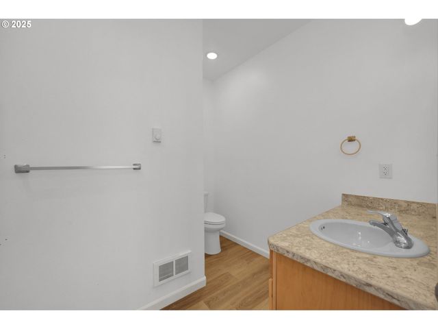 1726 32ND St, Florence, OR 97439