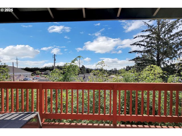 1726 32ND St, Florence, OR 97439