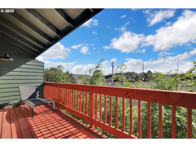 1726 32ND St, Florence, OR 97439