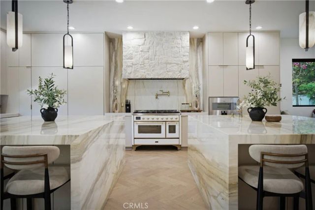 17437 Oak Creek Court, Encino, CA 91316