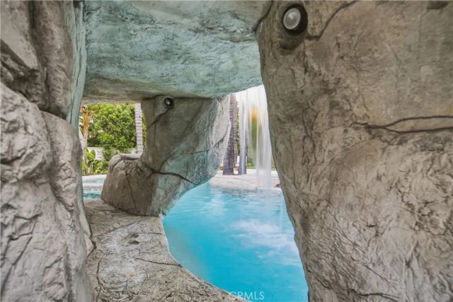 17437 Oak Creek Court, Encino, CA 91316