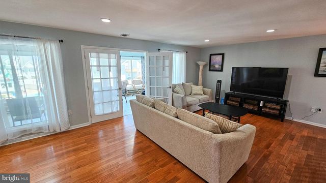 702 NEWELL AVE, Manahawkin, NJ 08050