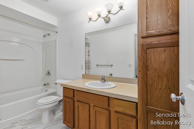 7121 Shady Knoll Drive SE, Caledonia, MI 49316