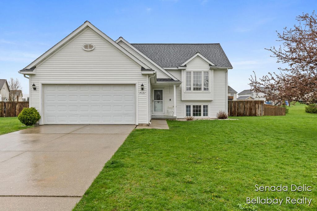 7121 Shady Knoll Drive SE, Caledonia, MI 49316
