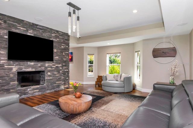 4715 W SAN JOSE STREET, Tampa, FL 33629