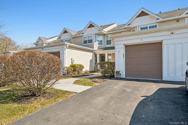 4 Commodore Circle, Port Jefferson Station, NY 11776