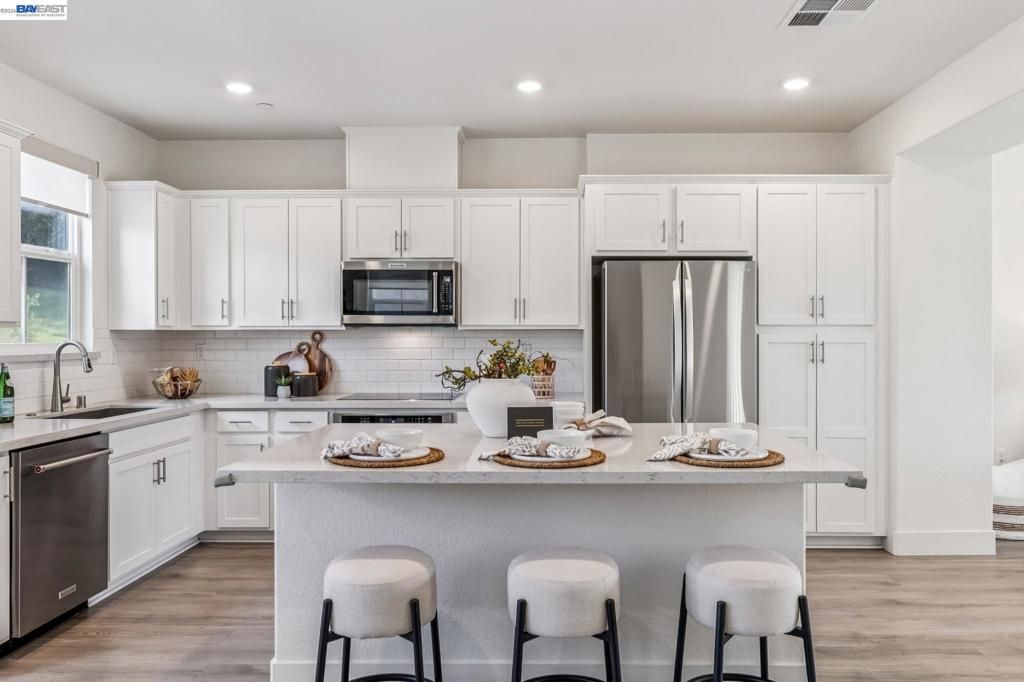 Image 12 of property listing at 28957 Ashwell Ave, Hayward, CA 94544